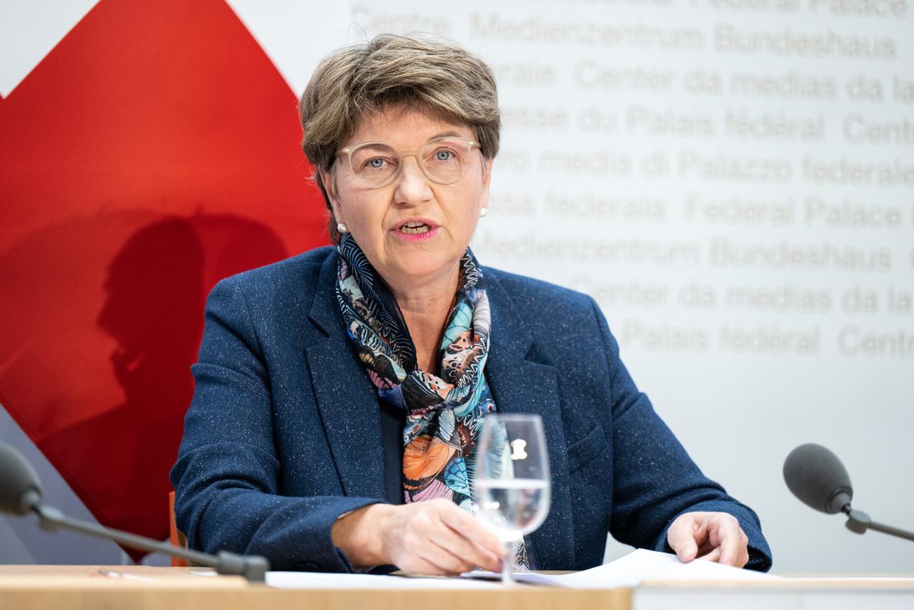 La ministre de la défense Viola Amherd devant les médias à Berne. [Keystone - Peter Schneider]