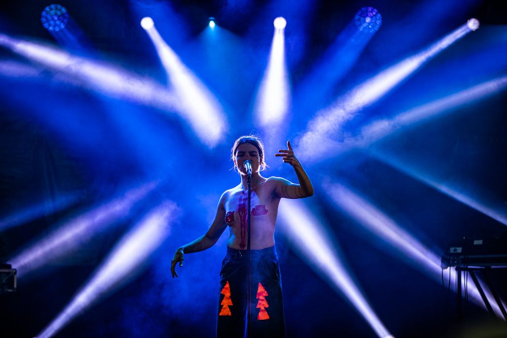 Lorena Stadelmann, la chanteuse et performeuse de Baby Volcano à Festi'neuch, le 10 juin 2022. [Festi'neuch 2022 - Adèle Löffler]