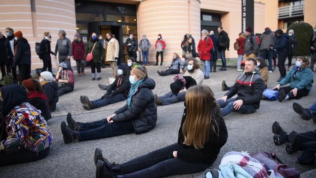 Des activistes mobilisés devant le tribunal lors du premier procès des activistes de la ZAD du Mormont. [Keystone - Laurent Gillieron]