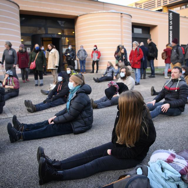 Des activistes mobilisés devant le tribunal lors du premier procès des activistes de la ZAD du Mormont. [Keystone - Laurent Gillieron]