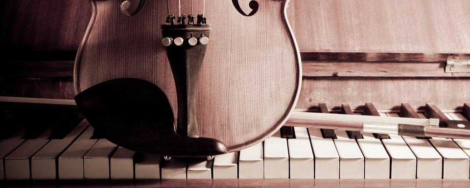 Un violon sur un piano. [Depositphotos - jenbray]