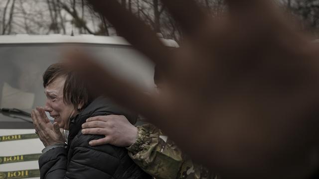 Une femme évacuée d'Irpin, dans la banlieue de Kiev, le 26 mars 2022. [AP/Keystone - Vadim Ghirda]