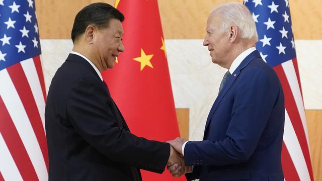 Le président américain Joe Biden, à droite, et le président chinois Xi Jinping se serrent la main avant leur rencontre en marge du sommet du G20, à Bali en Indonésie. [AP Photo/ Keystone - Alex Brandon]