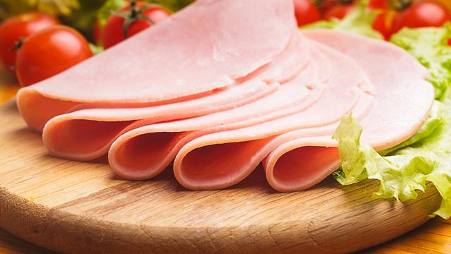 Une nouvelle étude montre que les nitrites et nitrates ajoutés à la charcuterie sont des facteurs de risque de cancer (2022). [Depositphotos - oksixx]