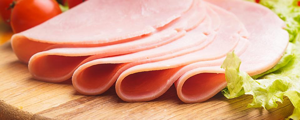 Une nouvelle étude montre que les nitrites et nitrates ajoutés à la charcuterie sont des facteurs de risque de cancer (2022). [Depositphotos - oksixx]