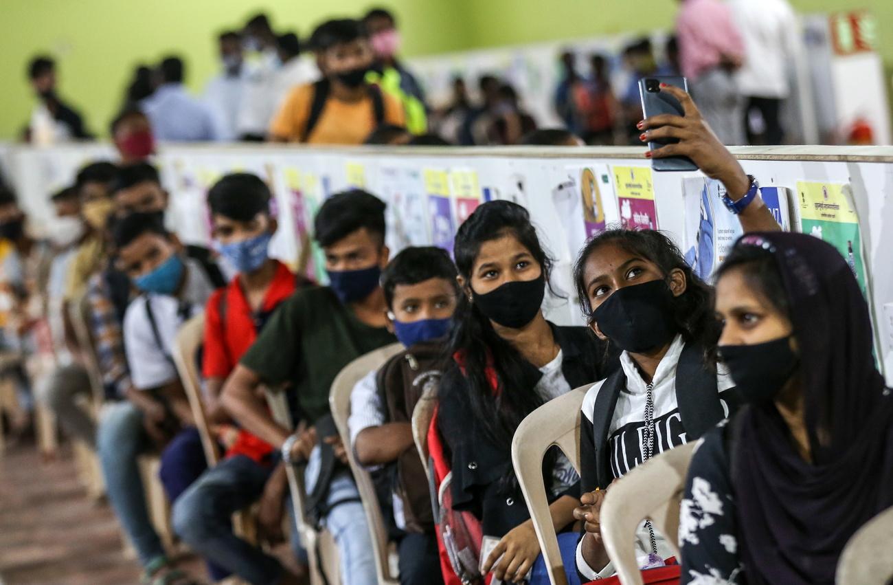 Des jeunes Indiens et Indiennes attendent de se faire vacciner contre le Covid, le 3 janvier à Mumbai. [EPA/Keystone - DIVYAKANT SOLANKI]