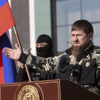 Le dirigeant tchétchène Ramzan Kadyrov a annoncé que trois de ses fils adolescents allaient combattre sur le front en Ukraine. [Keystone/AP Photo]