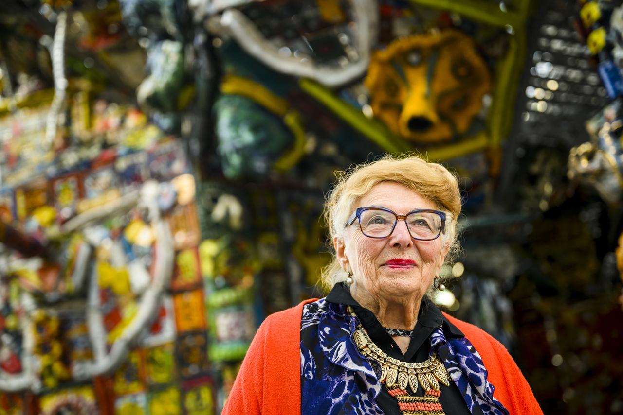 L'artiste Danielle Jacqui, pose devant l'oeuvre d'art monumentale en céramique "ORGANuGAMME" à Renens, le 31 octobre 2022. [KEYSTONE - JEAN-CHRISTOPHE BOTT]