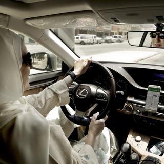 Sur cette photo du dimanche 24 juin 2018, Ammal Farahat, qui s'est inscrite pour être chauffeur pour Careem, un service régional de covoiturage concurrent d'Uber, conduit sa voiture à Riyad, en Arabie saoudite. [AP Photo/KEYSTONE - Nariman El-Mofty]
