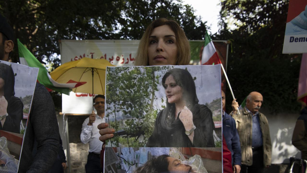 Des manifestations ont eu lieu à Berlin également, devant l'ambassade d'Iran. [Keystone - Paul Zinken]