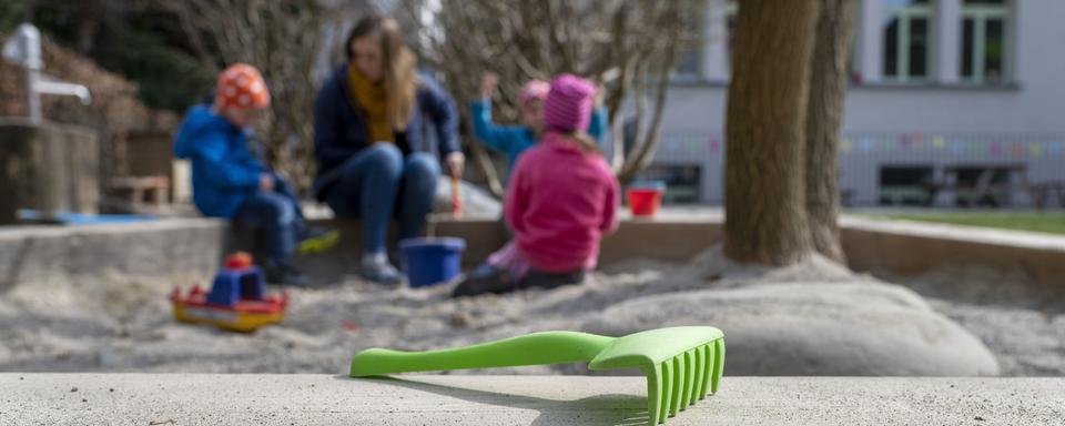 La création de places d'accueil extrafamilial a des effets bénéfiques dans le développement des activités professionnelles des mères, dans leur carrière et dans le revenu des ménages, selon une étude de l'Université de Neuchâtel. [KEYSTONE - CHRISTIAN BEUTLER]