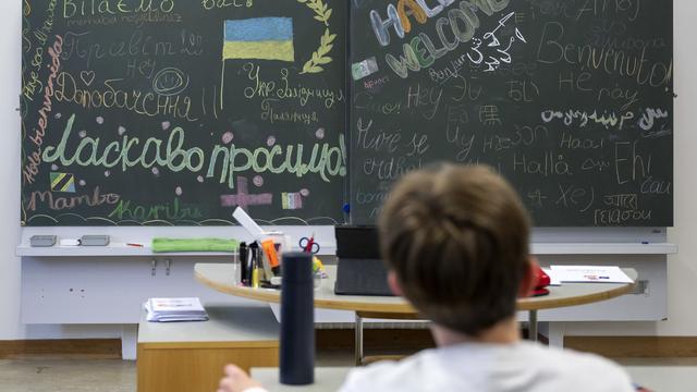 Message de bienvenue pour les élèves ukrainiens dans une école de Bâle, 07.04.2022. [Keystone - Georgios Kefalas]