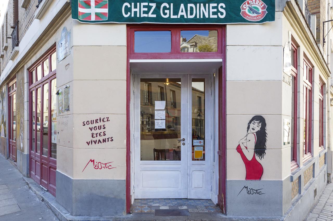 Une oeuvre de Miss.Tic sur la façade du restaurant Chez Gladines à Paris. [AFP - ESCUDERO Patrick]