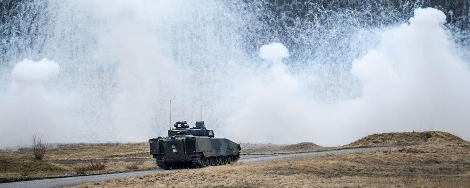 Un exercice de tir de l'armée suisse à Thoune en mars 2018. [AFP - Fabrice Coffrini]