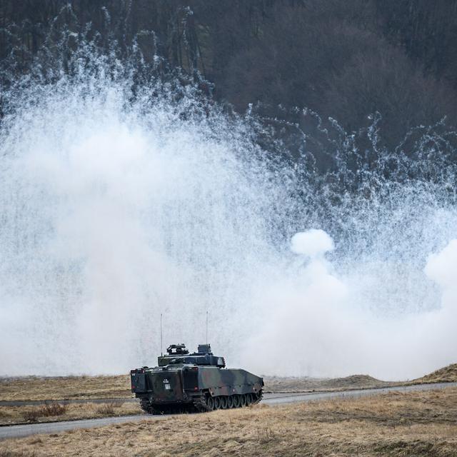 Un exercice de tir de l'armée suisse à Thoune en mars 2018. [AFP - Fabrice Coffrini]