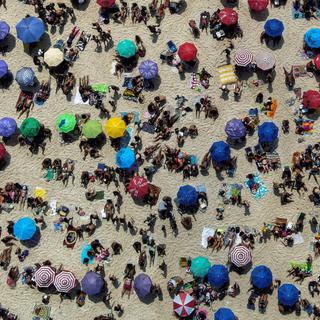 Photo aérienne montrant des touristes sur la plage d'Ipanema, à Rio de Janeiro, au Brésil, le 13 juillet 2022. [EFE/KEYSTONE - Antonio Lacerda]