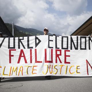 Des membres de l'organisation Strike WEF protestent dans une marche pacifique contre le World Economic Forum à Davos. [Keystone - Gian Ehrenzeller]