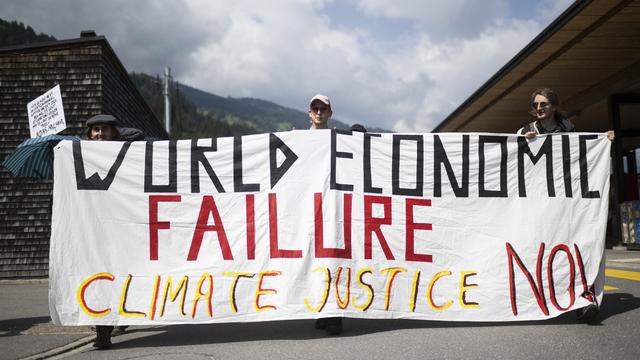 Des membres de l'organisation Strike WEF protestent dans une marche pacifique contre le World Economic Forum à Davos. [Keystone - Gian Ehrenzeller]