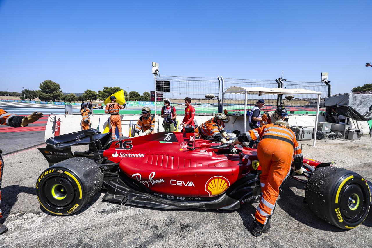 Nouveau coup dur pour Charles Leclerc, qui est sorti de piste au 18e tour. [DPPI via AFP - Marc de Mattia]