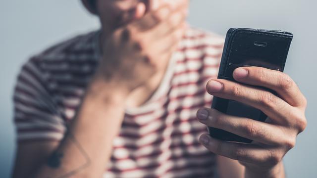 Un homme choqué devant son smartphone. [Depositphotos - lofilolo]