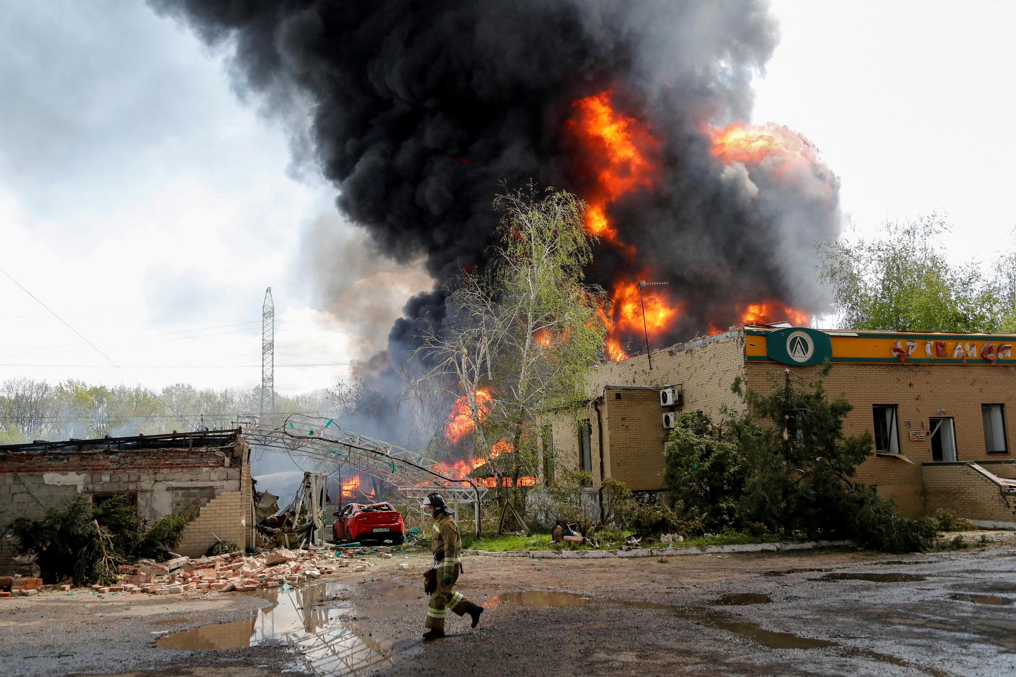Un stock de carburant bombardé dans la région de Donetsk. [Reuters - Alexander Ermochenko]