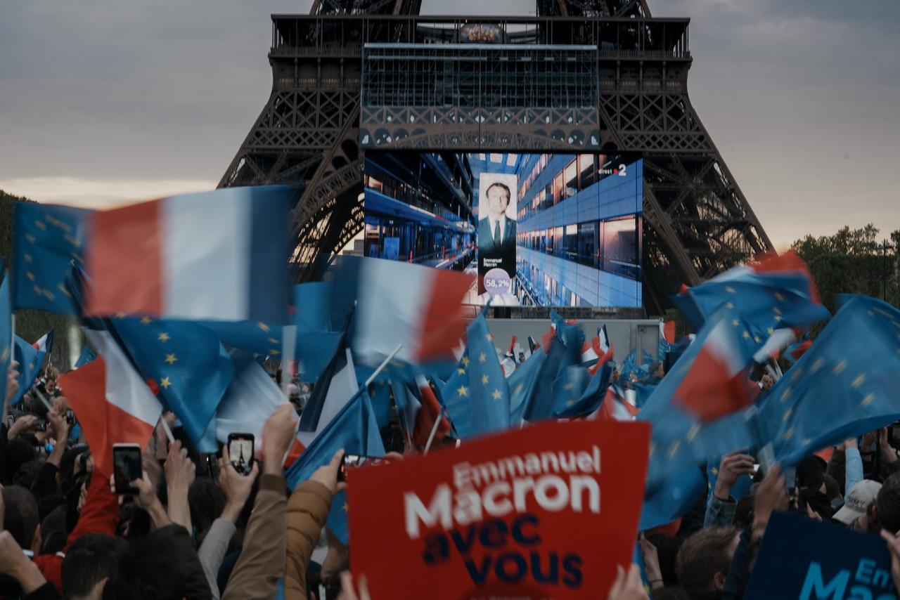 Les supporters d'Emmanuel Macron en liesse devant la Tour Eiffel. [Keystone - Thibault Camus]