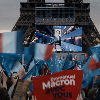Les supporters d'Emmanuel Macron en liesse devant la Tour Eiffel. [Keystone - Thibault Camus]