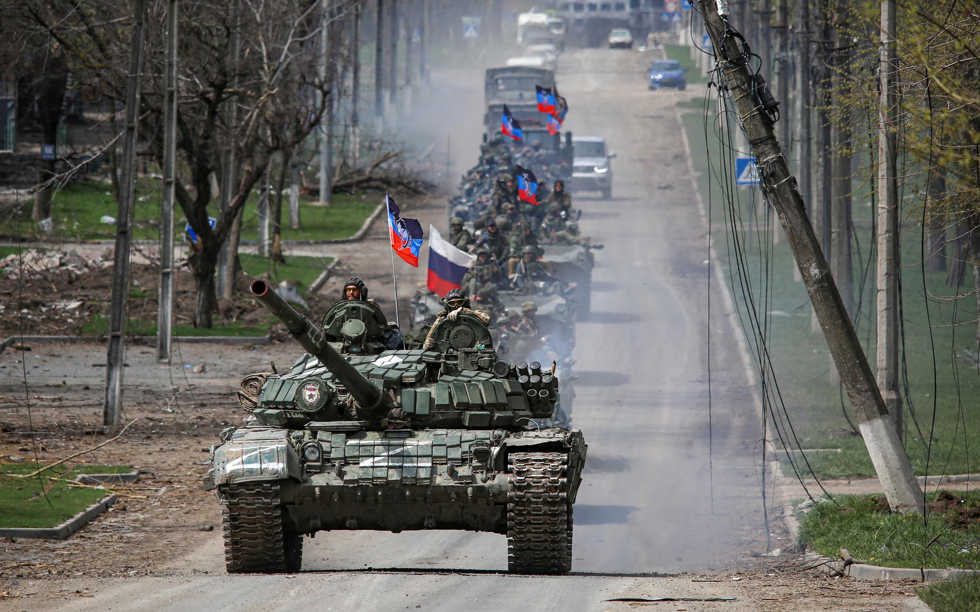 Une colonne de chars des forces pro-russes dans les rues de Marioupol, le 21 avril 2022. [Reuters - Chingis Kondarov]
