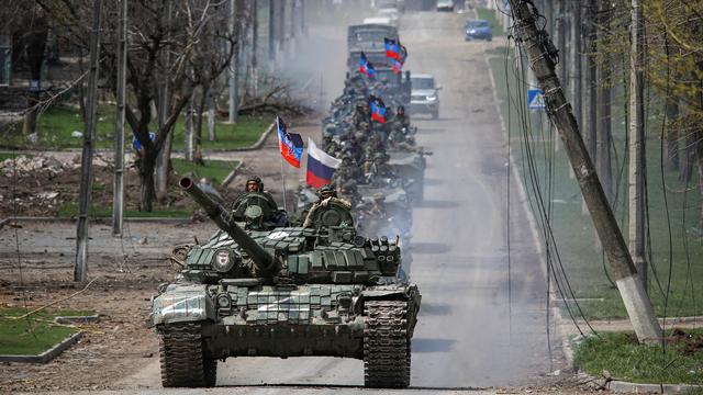 Une colonne de chars des forces pro-russes dans les rues de Marioupol, le 21 avril 2022. [Reuters - Chingis Kondarov]