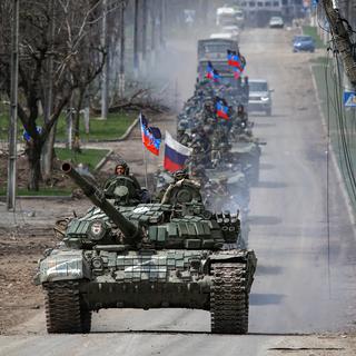 Une colonne de chars des forces pro-russes dans les rues de Marioupol, le 21 avril 2022. [Reuters - Chingis Kondarov]