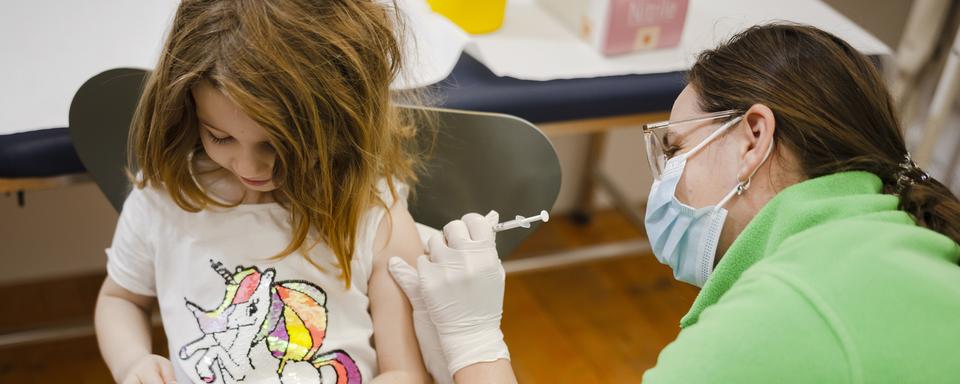 Une petite fille se fait vacciner en Suisse. [Keystone - Michael Buholzer]