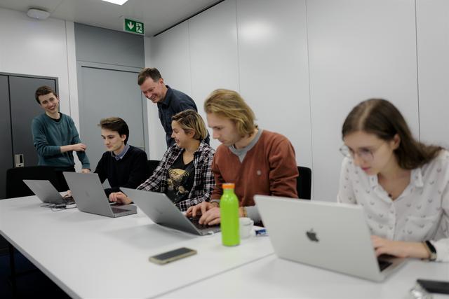 Le marathon du hackathon pour Ivan Kramarenko, Romain Meyer, Pascal Oesch, Emma Giovinazzo, Andrea Weibel et Alba Covelo-Paz. [RTS - Stéphanie Jaquet]