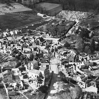 ette photo aérienne du 1er janvier 1953 montre la ville détruite d'Oradour-sur-Glane, dans le centre de la France. [AP Photo/KEYSTONE]