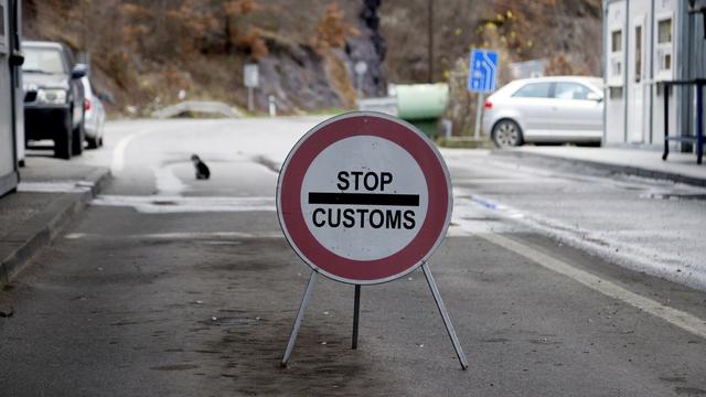 Le chef des armées de la Serbie dépêché à la frontière avec le Kosovo. Image d'illustration. Ici un poste frontière entre les deux pays. [Keystone - AP Photo/Marjan Vucetic]