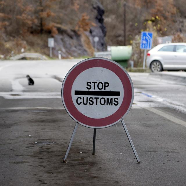 Le chef des armées de la Serbie dépêché à la frontière avec le Kosovo. Image d'illustration. Ici un poste frontière entre les deux pays. [Keystone - AP Photo/Marjan Vucetic]