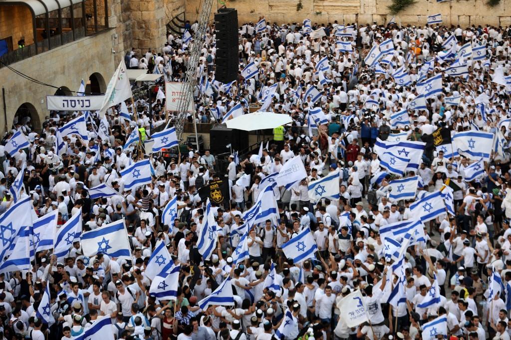 Des manifestants israéliens sont rassemblés près du Mur des Lamentations dans la vieille ville de Jérusalem, lors de la "marche des drapeaux". [AFP - Gil Cohen-Magen]