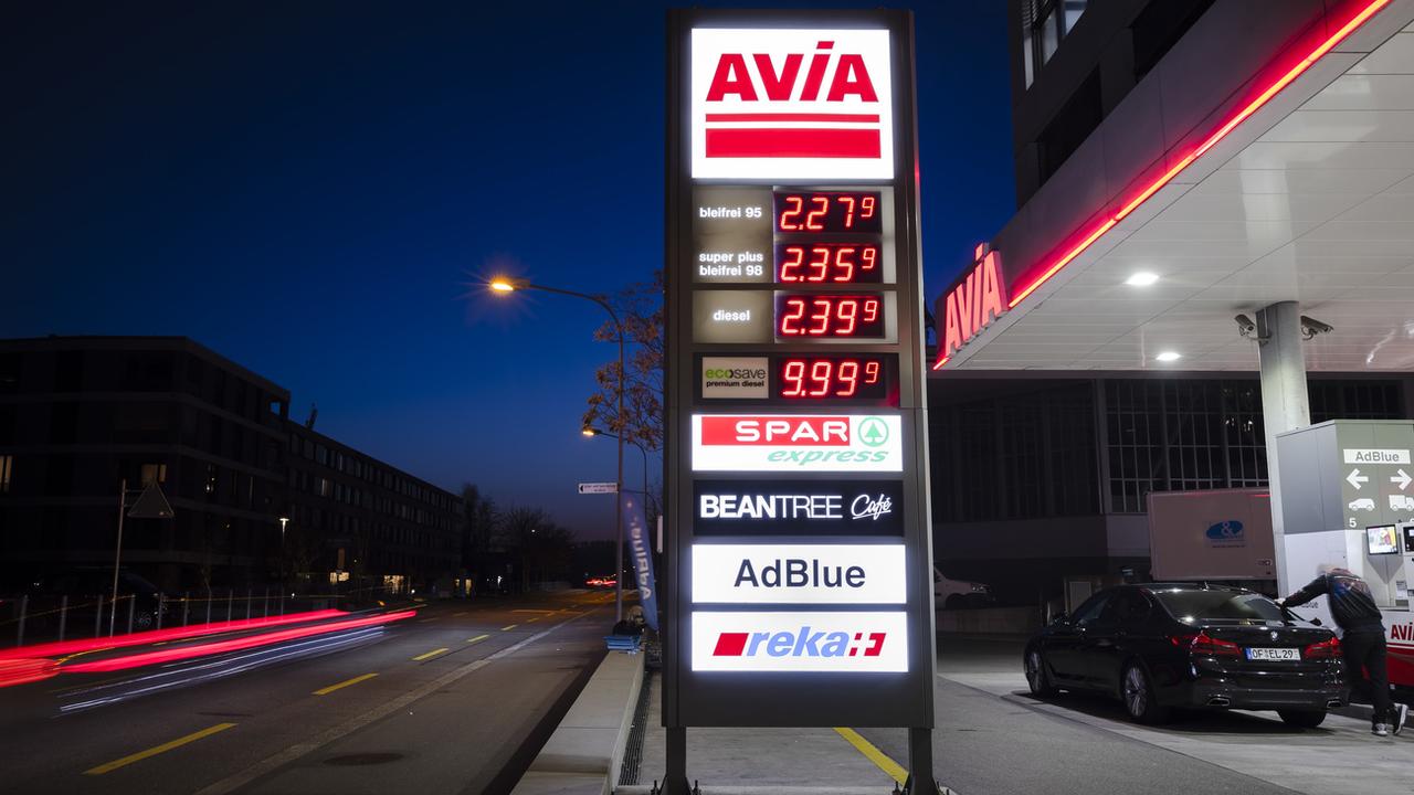 Le prix des carburants pèse lourdement sur le budget des ménages suisses. [Keystone - Michael Buholzer]