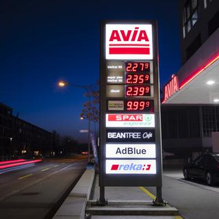 Le prix des carburants pèse lourdement sur le budget des ménages suisses. [Keystone - Michael Buholzer]