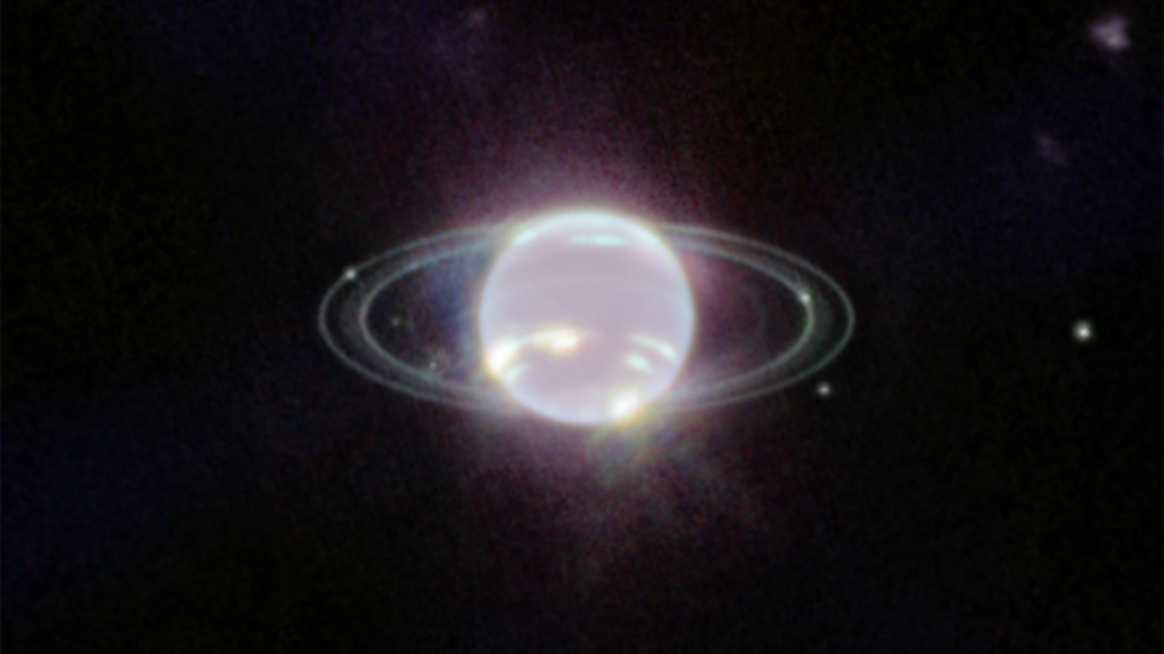 En observant Neptune avec l'instrument en infrarouge NIRCam, le JWST révèle notamment ses anneaux. [NASA, ESA, CSA - JWST/STScI]