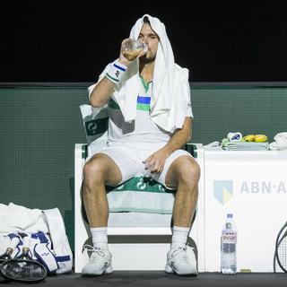 Le Suisse Stanislas Wawrinka réagit pendant une pause alors qu'il joue contre le Russe Karen Khachanov lors de la deuxième journée du tournoi mondial de tennis ABN AMRO à Rotterdam, aux Pays-Bas, le 02 mars 2021. [EPA/KEYSTONE - Koen Suyk]