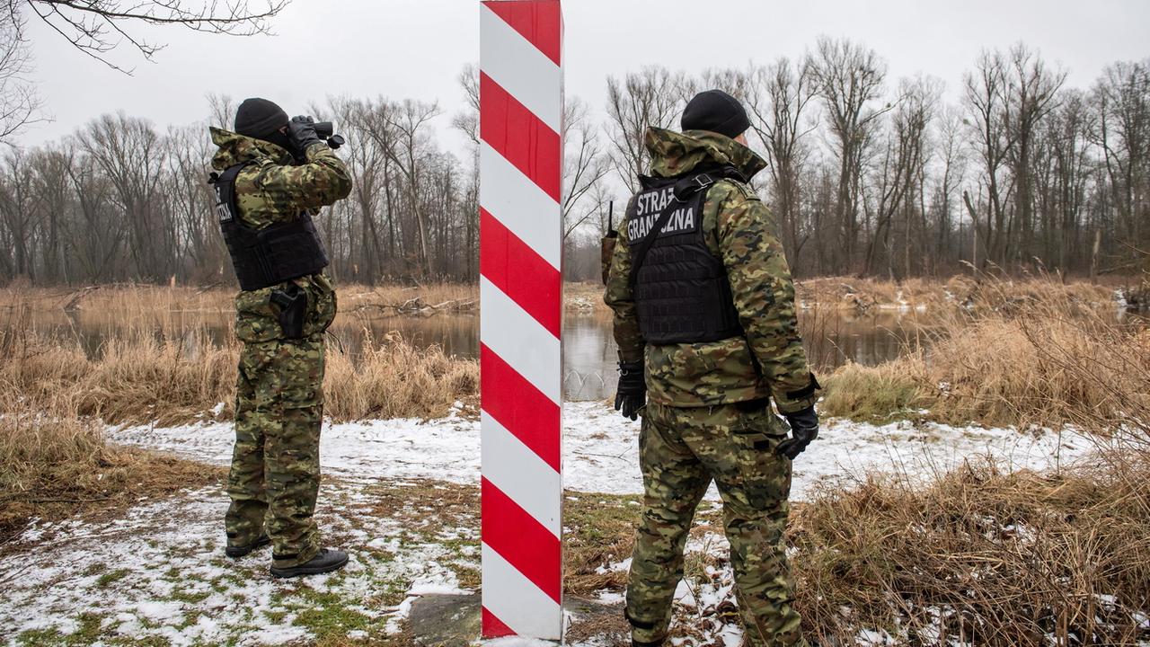 La Pologne construit une clôture à sa frontière avec la Biélorussie. [EPA - Wojtek Jargilo]