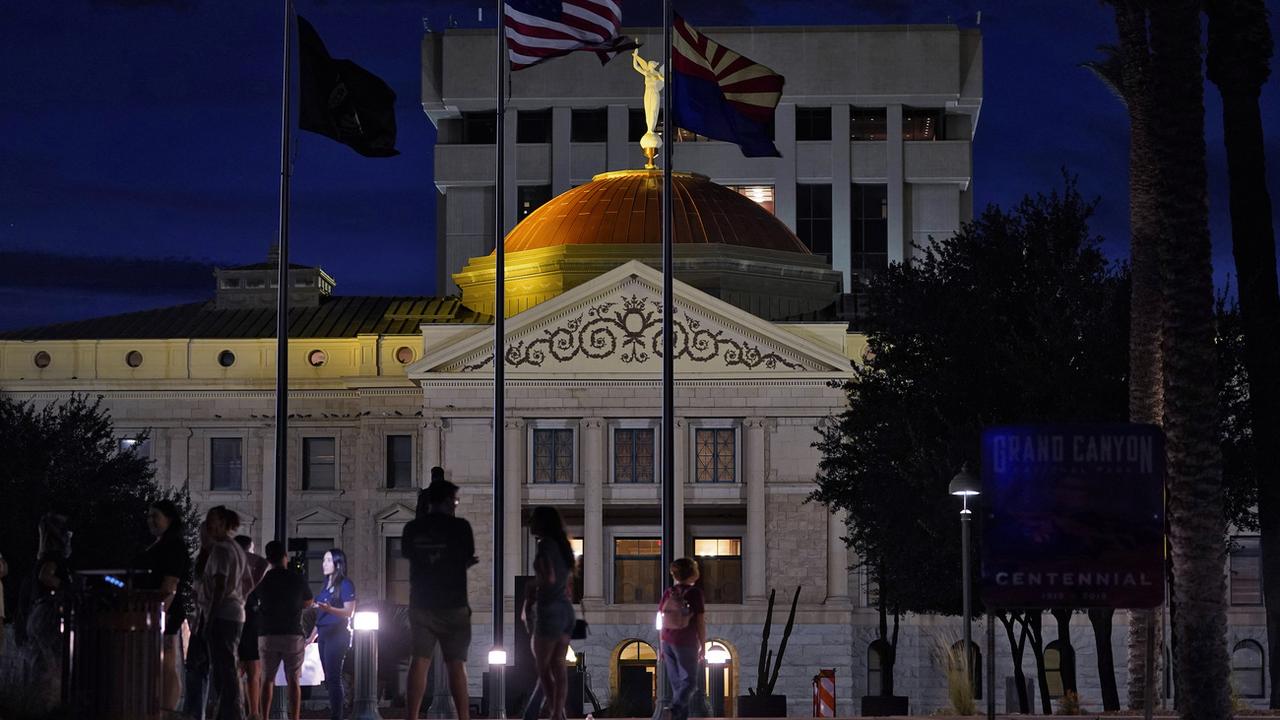 Plusieurs manifestants se sont rassemblés à Phoenix devant le Capitole pour exprimer leur désaccord avec une décision sur l'avortement. [Keystone - Matt York]