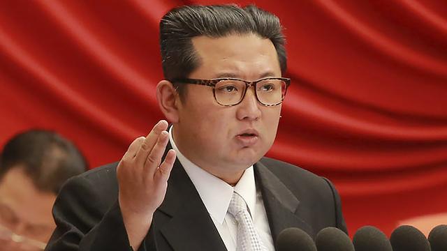 Le leader nord-coréen Kim Jong-un lors d'une séance du gouvernement. [Keystone - Korean Central News Agency/Korea News Service via AP]