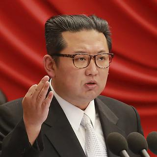 Le leader nord-coréen Kim Jong-un lors d'une séance du gouvernement. [Keystone - Korean Central News Agency/Korea News Service via AP]