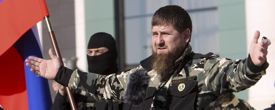 Le dirigeant tchétchène Ramzan Kadyrov a annoncé que trois de ses fils adolescents allaient combattre sur le front en Ukraine. [Keystone/AP Photo]