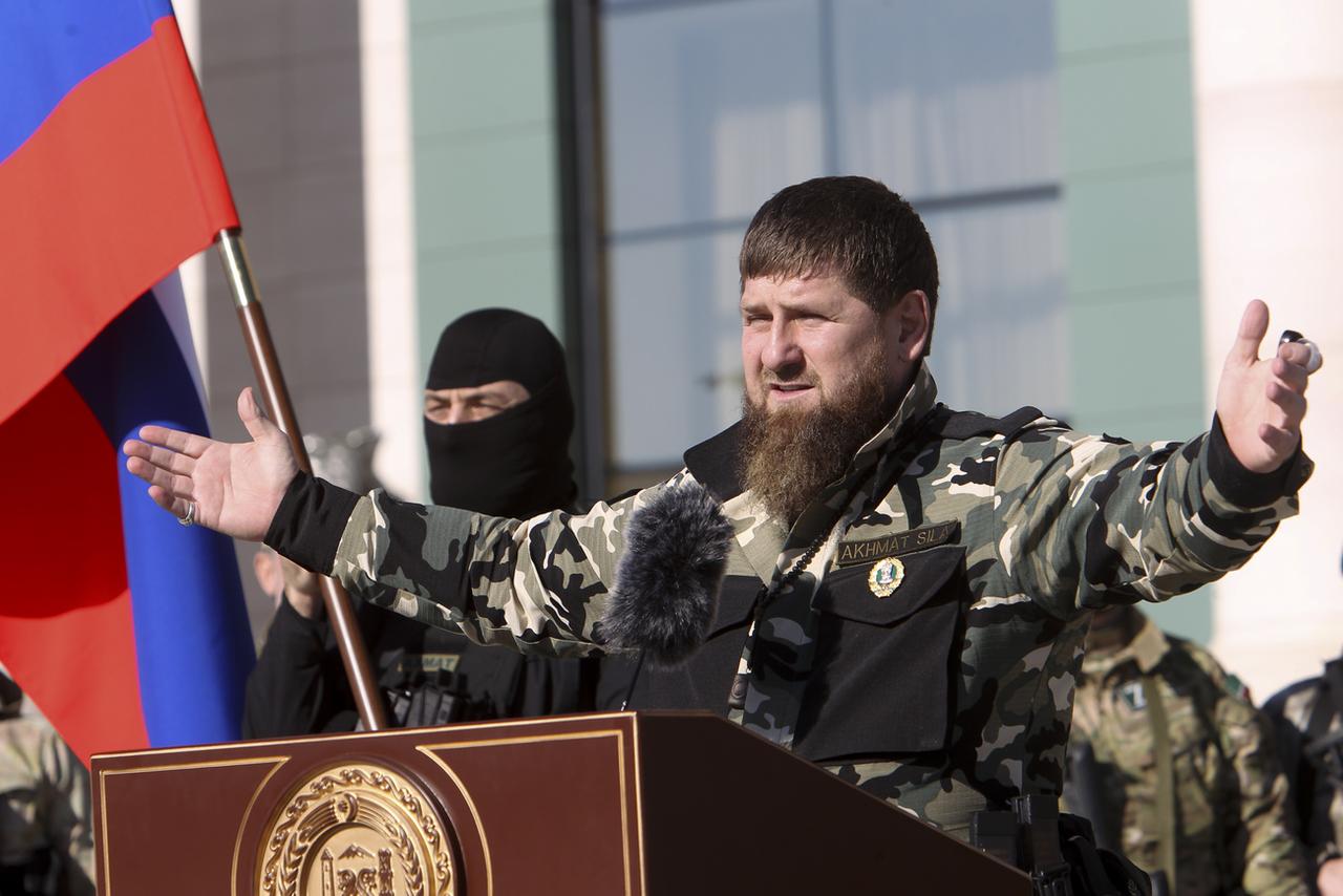 Le dirigeant tchétchène Ramzan Kadyrov a annoncé que trois de ses fils adolescents allaient combattre sur le front en Ukraine. [Keystone/AP Photo]