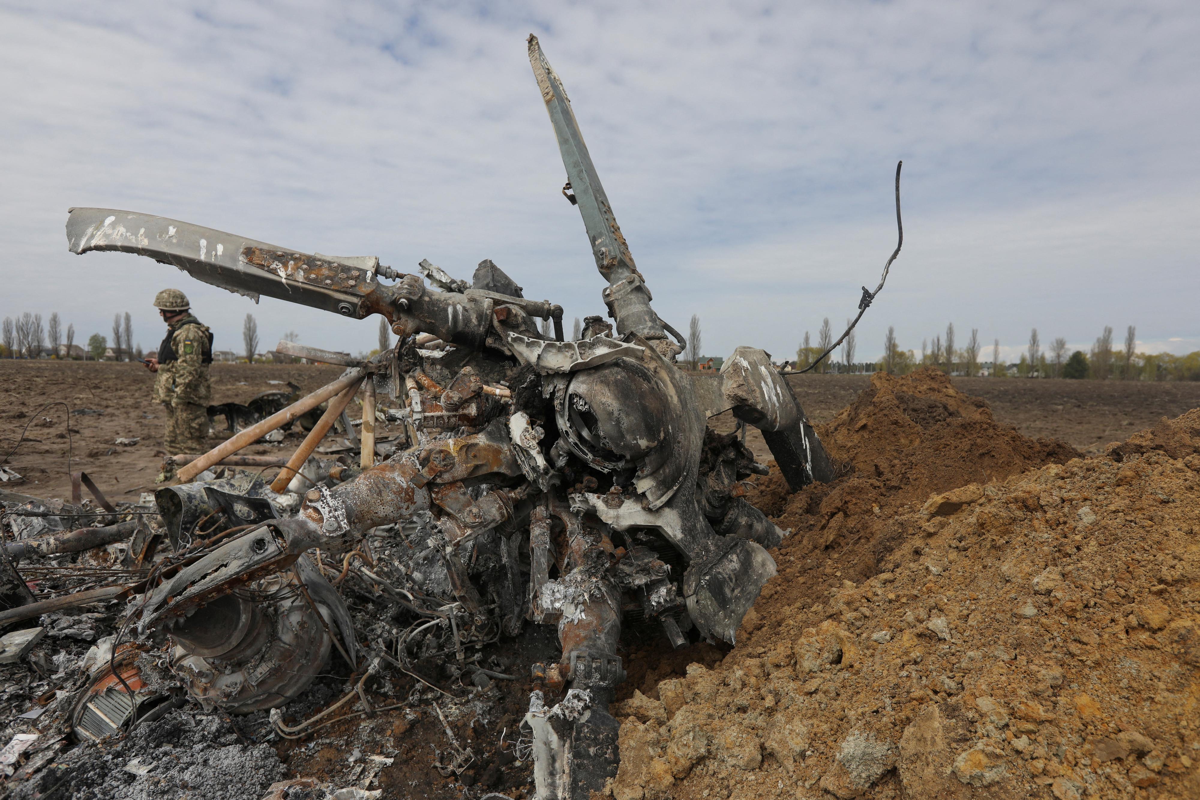 Un hélicoptère russe détruit dans la région de Kiev. [Reuters - Mykola Tymchenko]