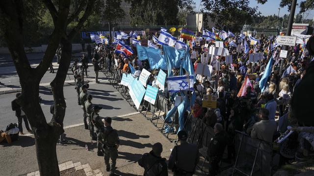 Manifestation devant le Parlement à Jérusalem contre le nouveau gouvernement. [Keystone - AP Photo/Oded Balilty]