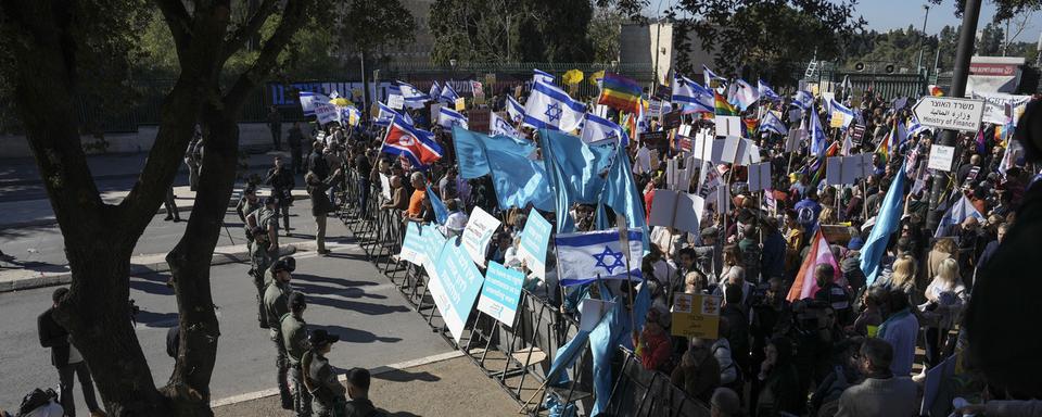 Manifestation devant le Parlement à Jérusalem contre le nouveau gouvernement. [Keystone - AP Photo/Oded Balilty]