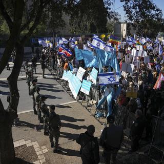 Manifestation devant le Parlement à Jérusalem contre le nouveau gouvernement. [Keystone - AP Photo/Oded Balilty]